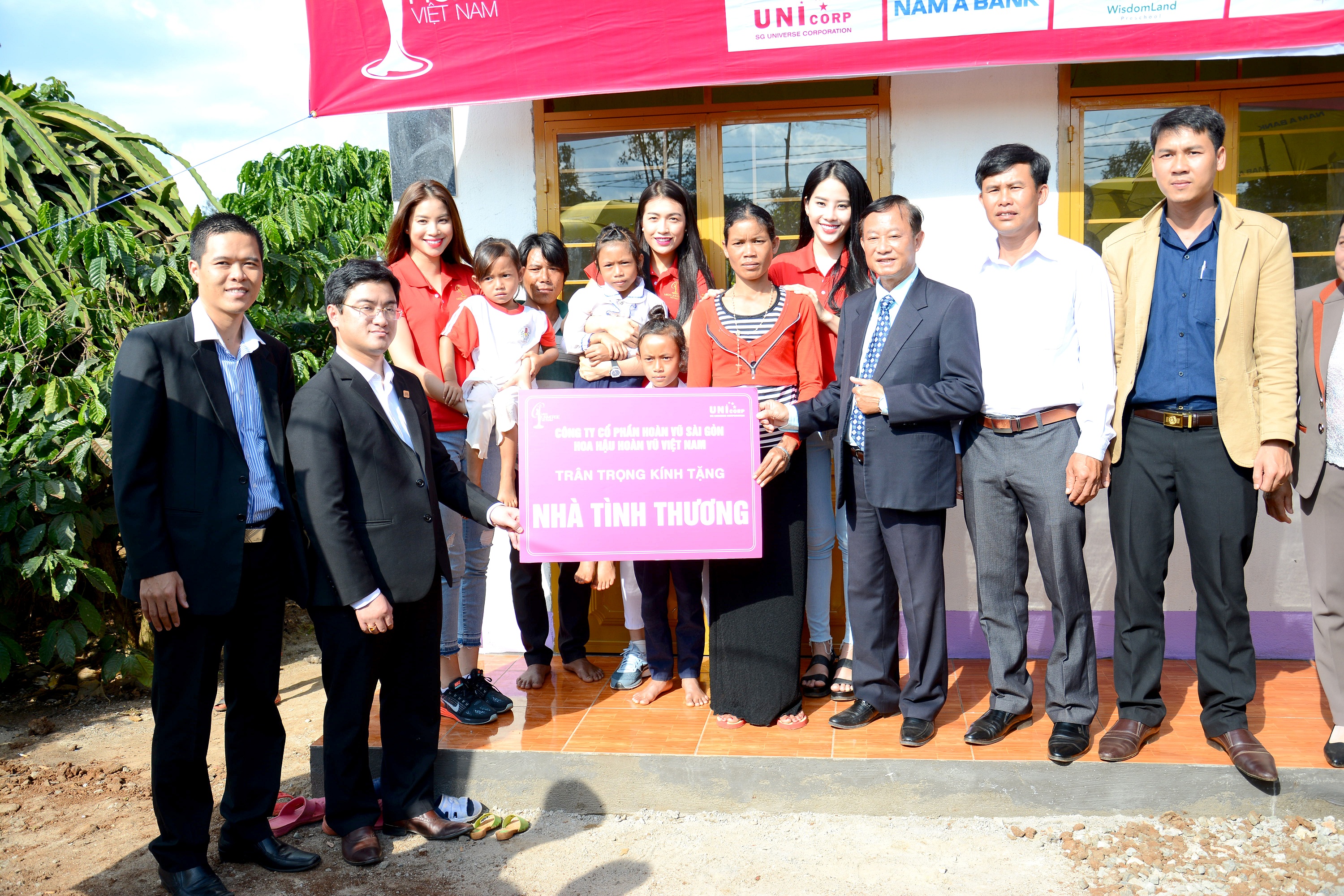NamABank cùng Tổ chức Hoa hậu Hoàn vũ Việt Nam tặng nhà cho bà con nghèo