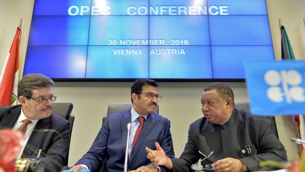 OPEC bất ngờ tiến tới thỏa thuận sản lượng sau 2 năm ròng rã