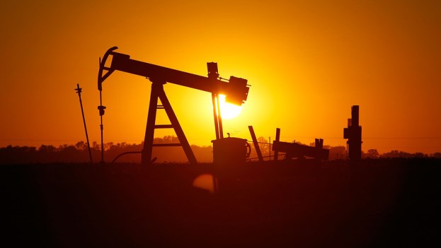 Dầu sụt gần 3% xuống đáy 1 tuần sau báo cáo từ OPEC