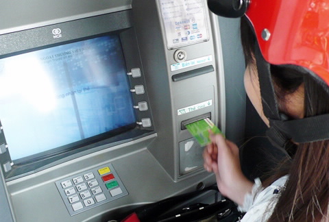 NHNN lên tiếng khi dân xếp hàng dài chờ rút tiền tại ATM những ngày cận Tết