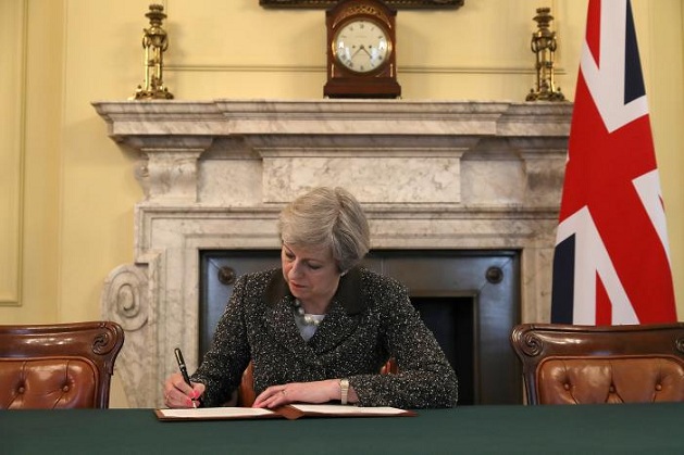 Thủ tướng Anh ký bức thư khởi động tiến trình Brexit