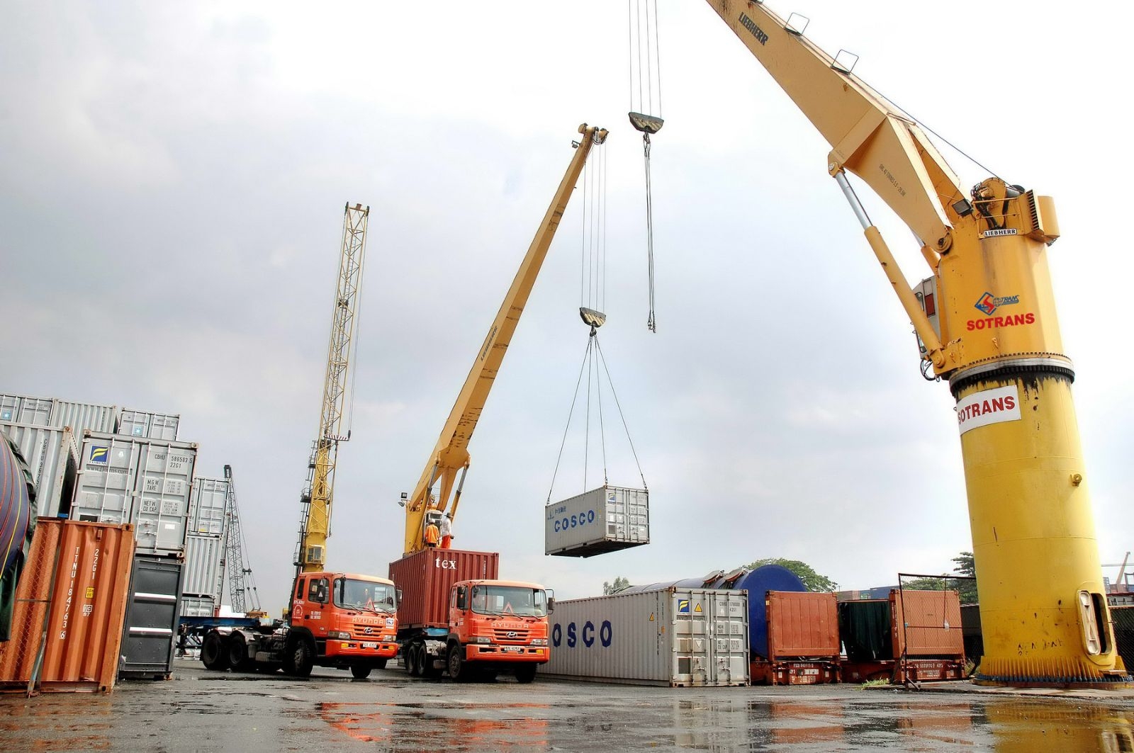 Kim ngạch xuất nhập khẩu giảm 14% trong nửa đầu tháng 4