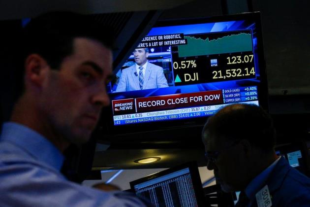 Dow Jones phá kỷ lục mới khi Fed cho biết sẽ nâng lãi suất từ từ