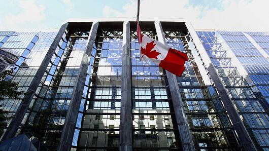 Giữa lúc rối bời, NHTW Canada nâng lãi suất lần đầu tiên trong 7 năm