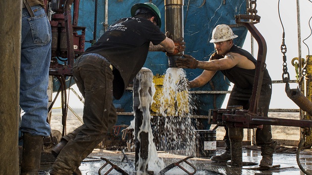 Barclays: Giá dầu không thể vượt mốc 50 USD trong mùa hè này