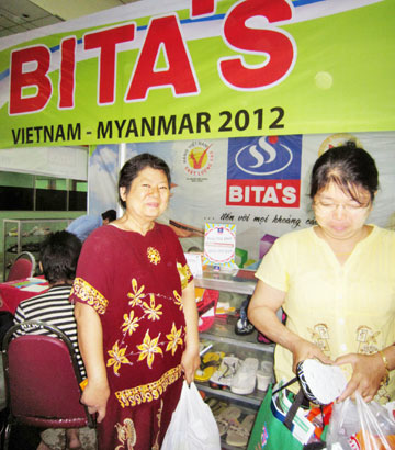 Người tiêu dùng Myanmar mua hàng giày dép Việt Nam trong hội chợ hàng Việt tại Myanmar. (Ảnh do Công ty Bita’s cung cấp)