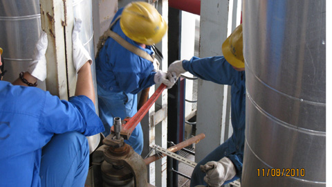 Công nhân Trung Quốc đang điều chỉnh thiết bị van an toàn tại nhà máy nhiệt điện Hải Phòng 