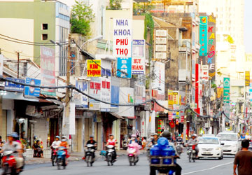 Ở các thành phố lớn,. người dân cho thuê nhà để kinh doanh rất phổ biến ở mặt tiền đường. Ảnh chụp trên đường Phan Đình Phùng, quận Phú Nhuận, TP.HCM