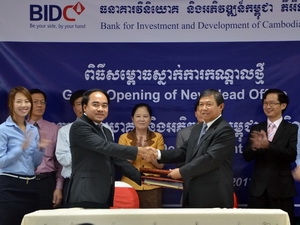 Lễ ký hợp đồng hợp tác cung cấp các dịnh vụ ngân hàng tài chính cho công ty Borey Beng Hout.