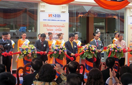 Chi nhánh SHB Champasak có vốn điều lệ ban đầu 13 triệu USD, là chi nhánh ngân hàng Việt Nam đầu tiên tại đây.