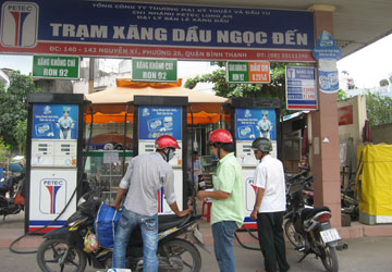 Cây xăng Ngọc Đến (quận Bình Thạnh, TP.HCM) đến 14-8 vẫn ngưng bán do hết hàng nhưng không để bảng thông báo. 