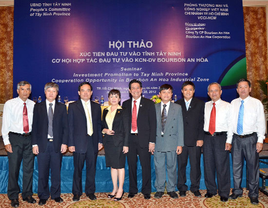 Đại diện Cty cổ phần Bourbon An Hòa (phải) ký kết với nhà đầu tư tại hội thảo xúc tiến đầu tư vào Tây Ninh