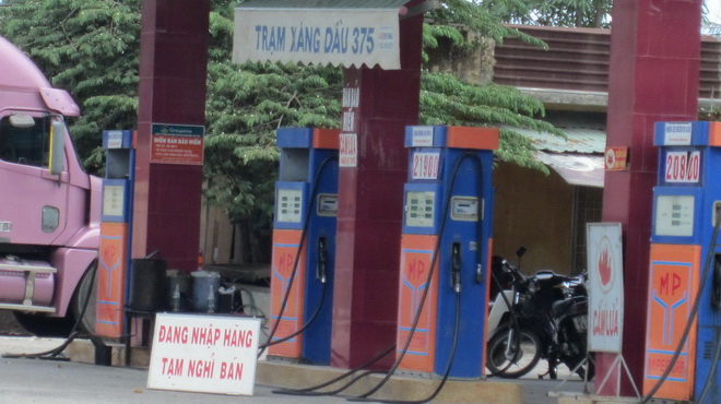 Cây xăng trên đường đường Trường Chinh, Q. Thanh Khê treo bảng “đang nhập hàng tạm nghỉ bán” cả sáng 13-8 trước giờ xăng tăng giá.