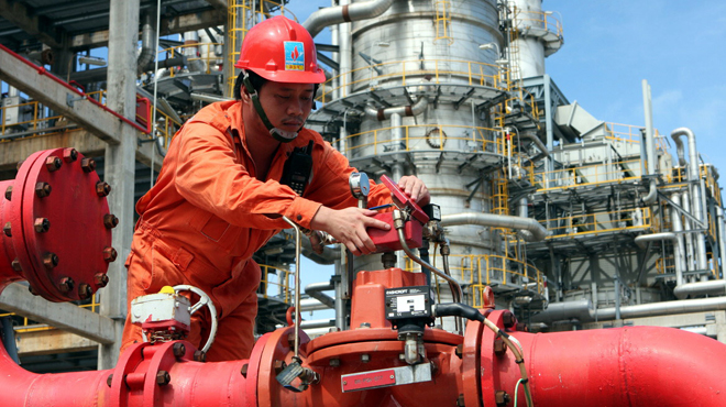 Vận hành thiết bị phục vụ sản xuất xăng dầu tại Nhà máy lọc dầu Dung Quất (Quảng Ngãi) 