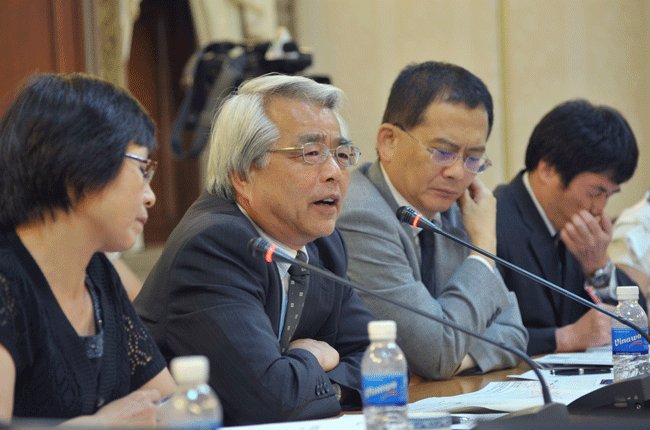 Phó chủ tịch Cơ quan Hợp tác Quốc tế Nhật Bản (JICA) Hiroto Arakawa (thứ 2 từ trái) và Trưởng đại diện JICA tại Việt Nam Motonori Tsuno (bên cạnh) đang trả lời Chủ tịch UBND TPHCM Lê Hoàng Quân về khả năng hỗ trợ làm tuyến metro số 3A. Ảnh: Kinh Luân
