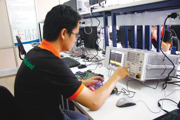 Kỹ thuật viên của ICDREC đang kiểm định lõi IP trước khi đưa vào thiết kế vi mạch.