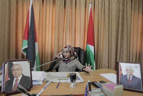 Thị trưởng nhỏ tuổi nhất thế giới Bashaer Othman tại bàn làm việc - Ảnh: AFP