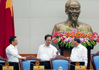 Thủ tướng Nguyễn Tấn Dũng trao đổi với một số thành viên Chính phủ. 