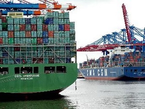 Tàu chở container bỏ neo tại cảng ở Hamburg, thành phố phía bắc Đức. 