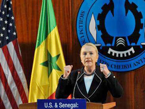 Bà Clinton nói chuyện tại Trường Đại học Cheikh Anta Diop. Ảnh: Reuters