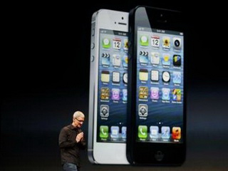 Tổng giám đốc Apple Tim Cook diễn thuyết tại buổi lễ ra mắt iPhone 5 - Ảnh: Reuters