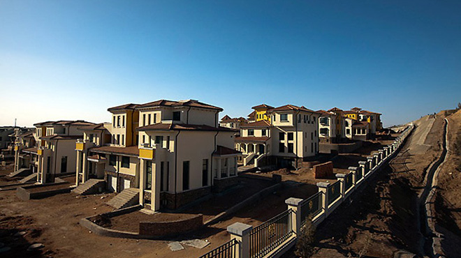 Một dự án dân cư hiện đại ở thành phố Ordos, Nội Mông xây xong không ai ở - Ảnh: Reuters            