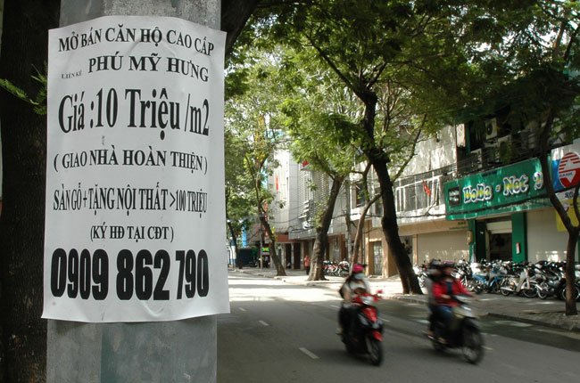 Mẩu quảng cáo bán căn hộ thông tầng dự án Gold House (An Tiến) trên đường Nguyễn Hữu Thọ, xã Phước Kiểng, huyện Nhà Bè, TPHCM. Ảnh: Đình Dũng