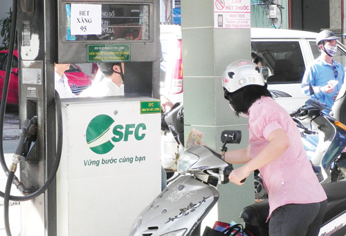 Trạm kinh doanh xăng dầu số 9 Công ty CP nhiên liệu Sài Gòn treo bảng “hết xăng” A95 sáng 24.9 