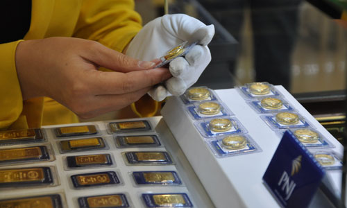 Giá vàng miếng giảm cả trăm nghìn đồng mỗi lượng