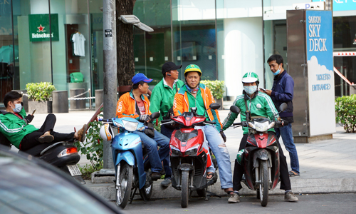 Ứng dụng gọi xe Việt khó thay chân Uber đấu với Grab