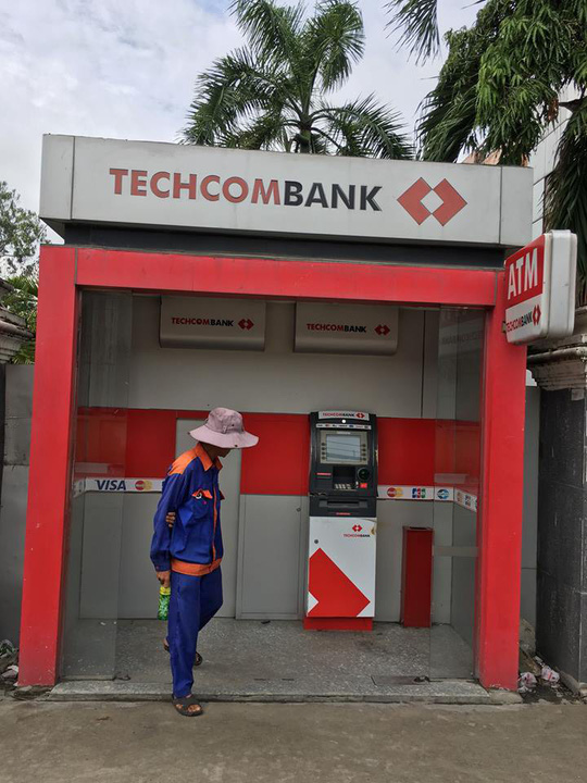 TP HCM: Trụ ATM Techcombank bị trộm đục