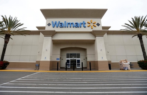 10.000 nhân viên thu ngân kiện Walmart đòi quyền được ngồi