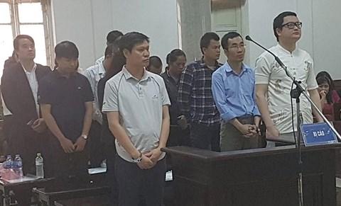 Bắt tay "bẫy" nhà đầu tư, nhiều cán bộ ngân hàng hầu tòa