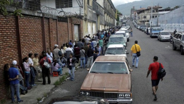 Nghịch lý thiếu xăng ở "vương quốc dầu lửa" Venezuela