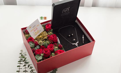 Bó hoa kèm kim cương giá 90 triệu đồng ngày Valentine