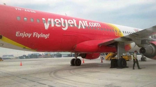 Máy bay Vietjet bị hỏng lốp khi hạ cánh xuống sân bay Tân Sơn Nhất