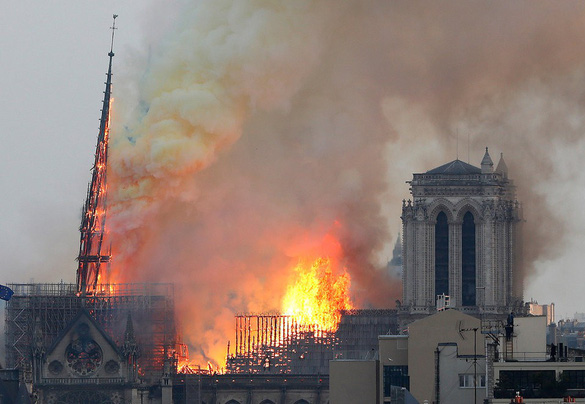 Vì sao Nhà thờ Đức Bà Paris cháy quá nhanh?