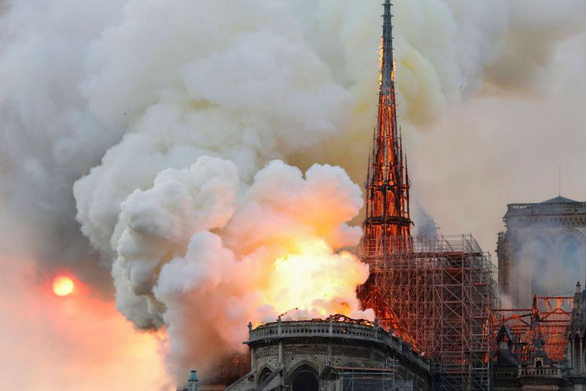 Đám cháy dữ dội ở Nhà thờ Đức Bà Paris 