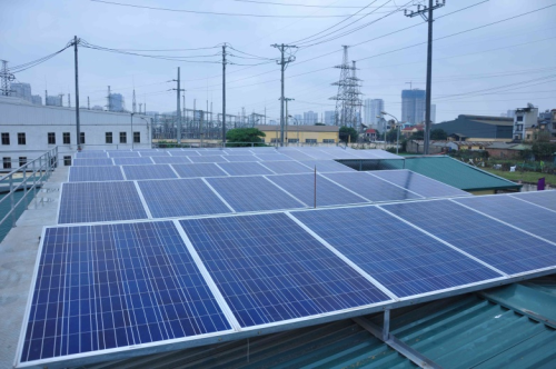 Hệ thống năng lượng mặt trời được lắp đặt trên mái nhà tại Hà Nội