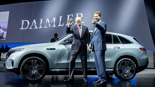 BMW châm chọc Mercedes khi CEO về hưu