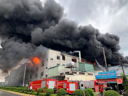 Cháy dữ dội ở Khu công nghiệp Việt Hương 1, Thuận An, Bình Dương