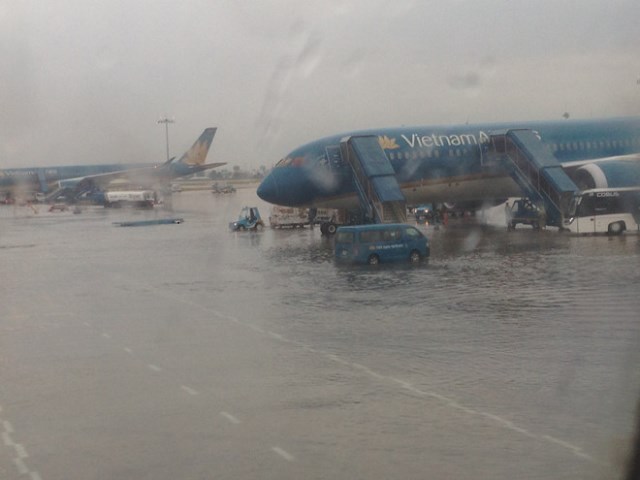 Sân bay Tân Sơn Nhất phập phồng lo ngập