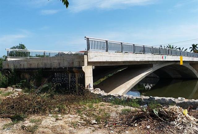 Cầu 32 tỷ đồng “lọt” giữa sông