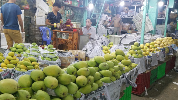 Chợ dịp Tết Đoan Ngọ hút hàng, giá trái cây tăng sốc - Ảnh 3.