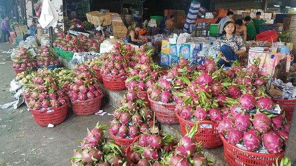 Chợ dịp Tết Đoan Ngọ hút hàng, giá trái cây tăng sốc - Ảnh 4.