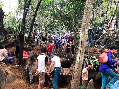 Cả nghìn người đổ lên rừng tìm đá quý ở Yên Bái