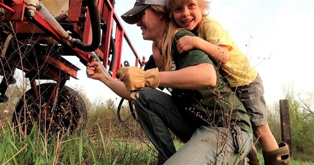 Những nông dân Mỹ kiếm tiền trên YouTube nhiều hơn trên đồng ruộng - Ảnh 1.