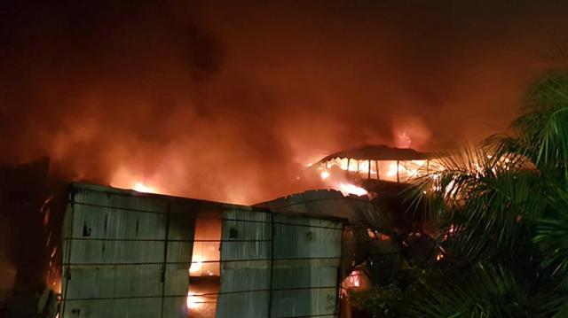 Hà Nội: Nhà kho Công ty Rạng Đông cháy ngùn ngụt, lửa lan sang khu dân cư