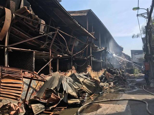 Cận cảnh tan hoang sau vụ cháy 6.000 m2 kho xưởng tại Công ty Bóng đèn phích nước Rạng Đông - Ảnh 7.