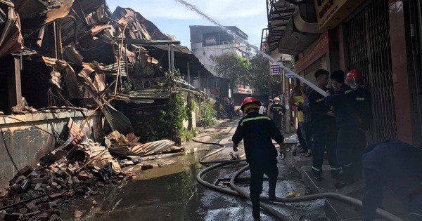 Cận cảnh tan hoang sau vụ cháy 6.000 m2 kho xưởng tại Công ty Bóng đèn phích nước Rạng Đông